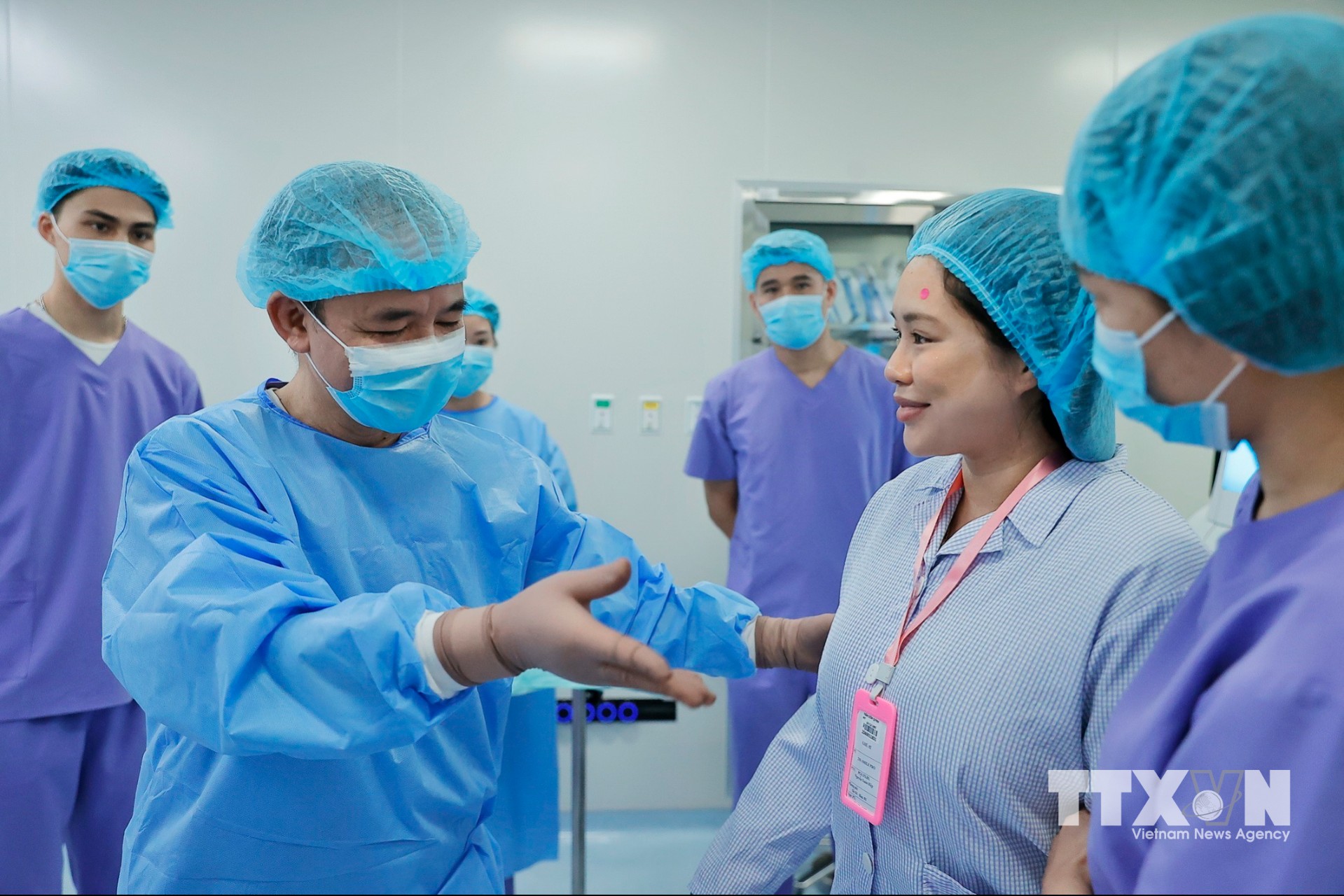 Hệ thống máy móc hiện đại, giúp phẫu thuật an toàn hơn và thời gian hồi phục nhanh hơn với các trường hợp cận nặng. (Ảnh: Minh Quyết/TTXVN)